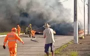 Carreta pega fogo na Avenida Antônio Mariosa em Pouso Alegre