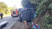 Carreta tomba na MG-164 em Itapecerica e trecho segue interditado