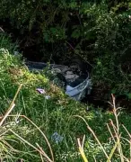 Carro cai em rio na BR-267 e duas pessoas ficam feridas em Bicas