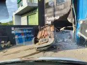 Carro capota e bate em muro de oficina mecânica em Sorocaba