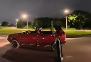 Carro com teto arrancado é flagrado na BR-101 em Recife; vídeo viraliza