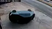 Carro em alta velocidade capota e atinge oficina mecânica em Sorocaba