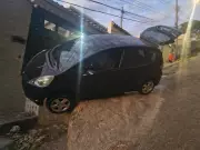 Carro fica suspenso sobre pedra após motorista perder controle em BH