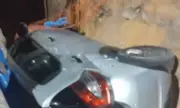 Carro invade obra de gasoduto e cai em vala na Zona Norte de Manaus
