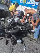 Carro na contramão atinge duas motos e deixa cinco feridos em Saquarema