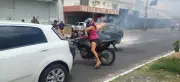 Carro pega fogo e moradores usam água de esgoto para apagar chamas em Teresina
