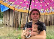 Casa afunda em cheia e crianças são resgatadas pela janela no Amapá