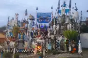 Casa em Jacareí vira galeria a céu aberto com arte reciclada