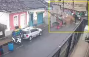 Casarão centenário desaba em Cantagalo e quase atinge carro; veja vídeo