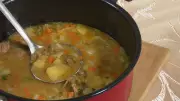 Chef JPB ensina sopa de carne: receita fácil e saborosa para o inverno