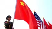 China e EUA retomam negociações para reduzir tarifas comerciais após visita de Trump