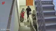 Câmera flagra ex-namorado entrando em prédio de estudante assassinada no Paraguai