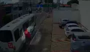 Câmera flagra homem roubar celular por janela de ônibus em Maceió