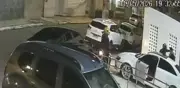 Câmeras flagram assalto na Zona Sul de Aracaju; suspeitos levam celular