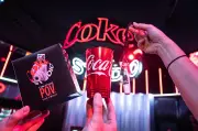 Coca-Cola não reduzirá tamanho de garrafas no Brasil; fake news associa a Lula