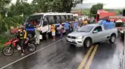Colisão entre carreta e van deixa trânsito lento na BR-316 em Satuba