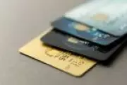 Compras no crédito crescem 12,8% e no débito caem 2,4% no 1º trimestre de 2026
