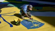 Comunidade da Rocinha ganha cores com pinturas feitas por moradores para a Copa