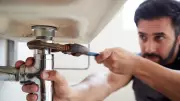Consertos caseiros essenciais que todos deveriam saber fazer
