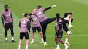 Courtois quase acerta Mbappé em treino do Real Madrid e gera polêmica