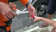 Criança de 4 anos tem dedo preso em frasco e é salva por bombeiros em Manaus