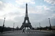 Degrau da Torre Eiffel é leiloado por R$ 2,6 milhões em Paris