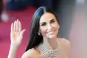 Demi Moore brilha em Cannes com vestido Jacquemus de cauda de sereia