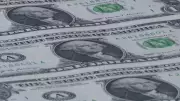 Dólar abre em queda nesta sexta-feira (8) e atinge R$ 4,91