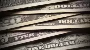 Dólar abre estável com alívio no Oriente Médio e queda do petróleo