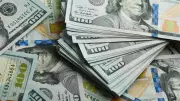 Dólar fecha abaixo de R$ 4,90 pela primeira vez em mais de dois anos