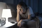 Dormir pouco ou demais acelera envelhecimento biológico, aponta estudo