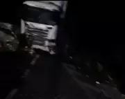 Duas pessoas morrem em acidente entre carro e caminhão em Barra do Piraí