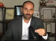 Eduardo Bolsonaro é produtor de filme sobre o pai com dinheiro de banqueiro investigado