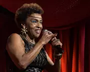 Elisa Lucinda celebra 40 anos no Rio com show-poema 'Ensaio para uma ideia'