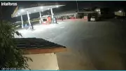 Embriagado faz cavalo de pau, invade posto e é preso em Patos de Minas