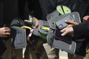 Empresas nos EUA adotam bolsas lacradas para celulares no trabalho