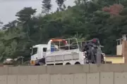 Engavetamento com cinco veículos na Via Dutra em Barra Mansa