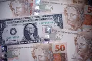 Entenda o que define a alta ou queda do dólar no mercado financeiro
