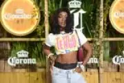 Erika Januza erra no look para show de Shakira com lingerie aparente