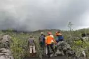 Erupção de vulcão na Indonésia mata três montanhistas em área proibida