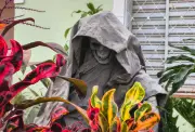 Escultura da 'Morte' em jardim assusta pedestres no interior de SP
