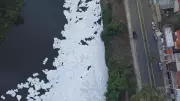 Espuma tóxica cobre Rio Tietê em Salto e acende alerta ambiental