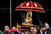 Estátua centenária de Buda roubada do Nepal é reinstalada em templo