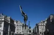 Estátua de Banksy em Londres não será removida, decidem autoridades