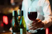 Exposição interativa sobre vinhos no Praiamar Shopping em Santos
