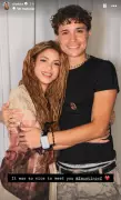 Fã que superou câncer realiza sonho de conhecer Shakira; história comoveu cantora