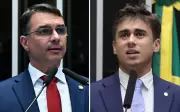 É #FAKE que vídeo mostre polícia achando 'fábrica de cliques' de Flávio Bolsonaro e Nikolas Ferreira