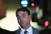 É #FAKE: vídeo de Flávio Bolsonaro sobre 'auxílio sacolão de osso' foi manipulado por IA