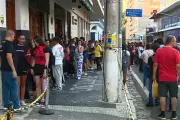 Fila ocupa quarteirão em cartório eleitoral de Campinas no penúltimo dia do prazo