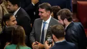 Flávio Bolsonaro confirma encontro com Daniel Vorcaro após prisão do ex-banqueiro
